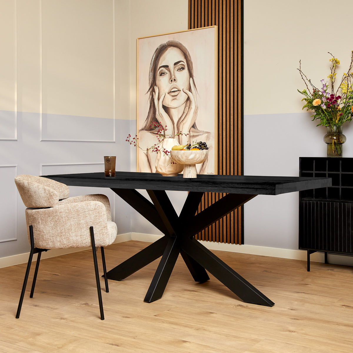 Rechthoekige zwarte eettafel met breed blad en kruisende poten