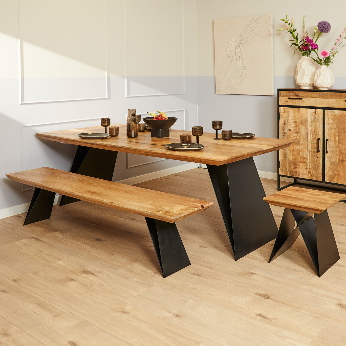 Eettafel met houten blad en zwarte metalen poten