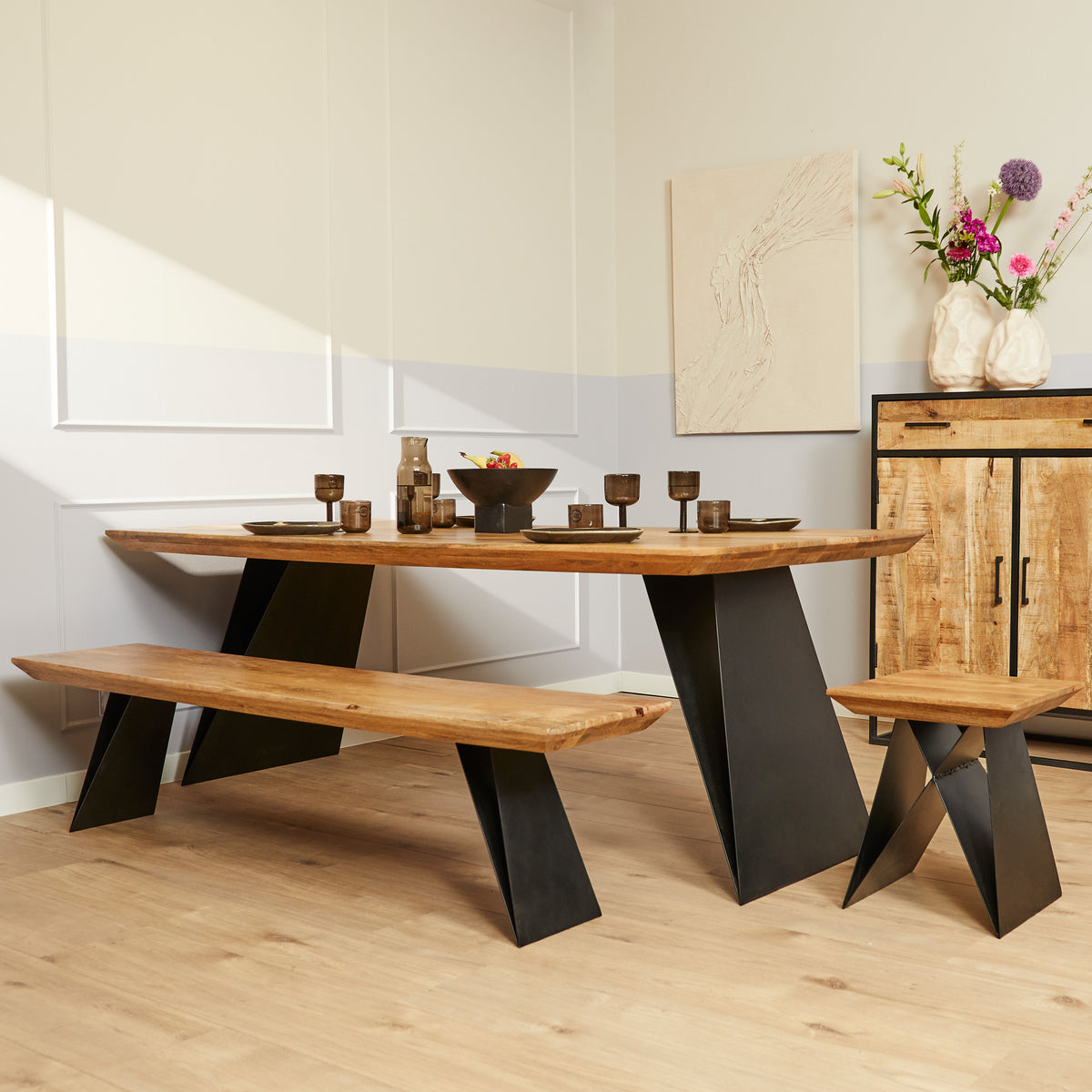 Eettafel met langwerpig houten blad en zwarte poten