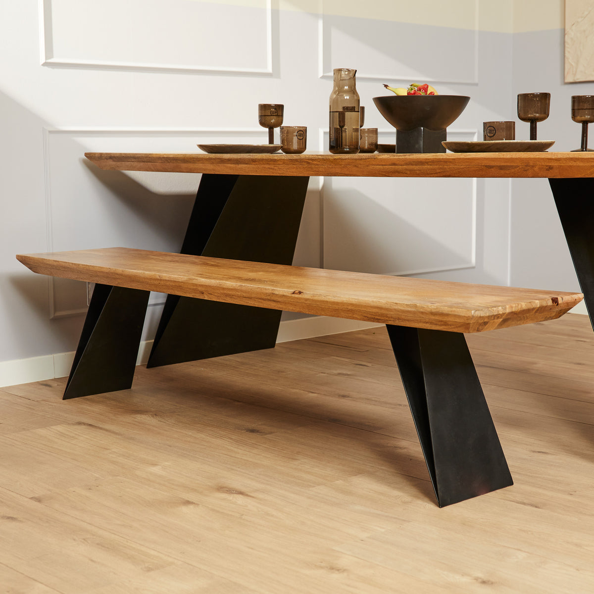 Eettafel met houtnerfblad en zwarte metalen poten
