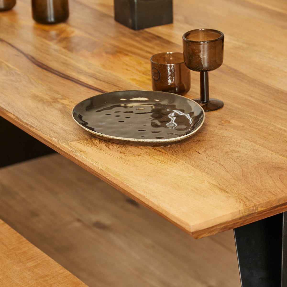 Eettafelblad met houtnerf en zwarte metalen voet onder