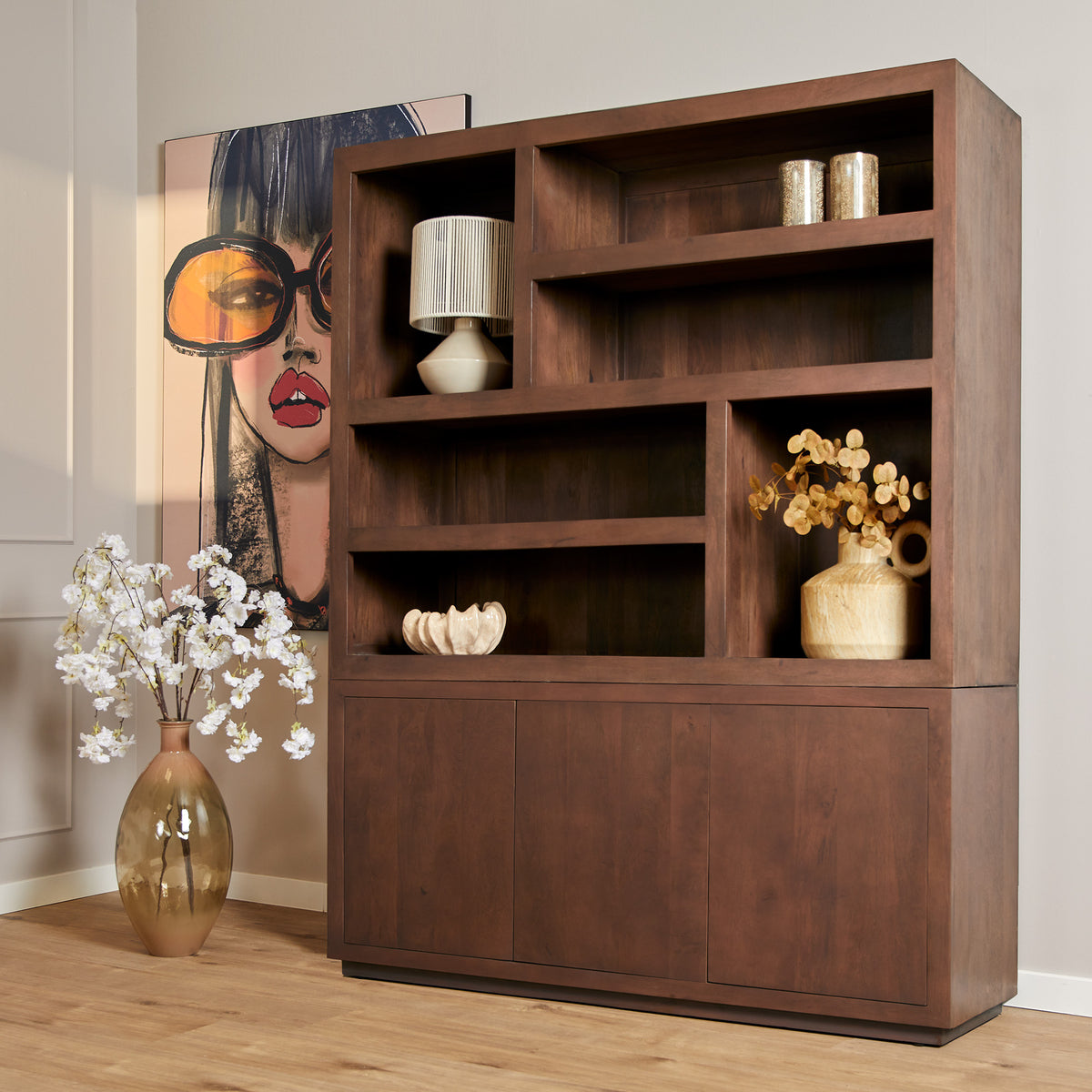 Walnoot salontafel met open vakken en lage kastdeuren