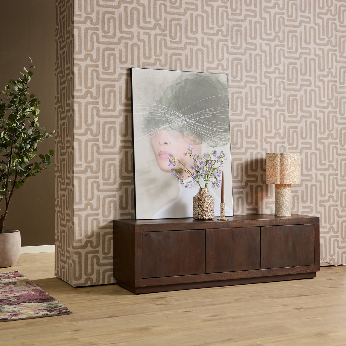 Bruin tv-meubel met twee deuren en middenlade in houten front