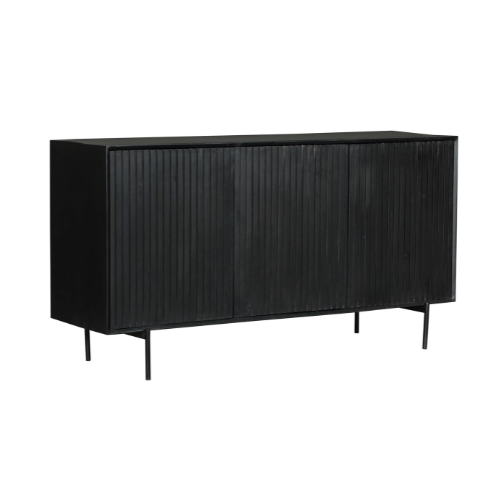 Zwart dressoir met verticale groeven, lage poten en brede kastdeuren.