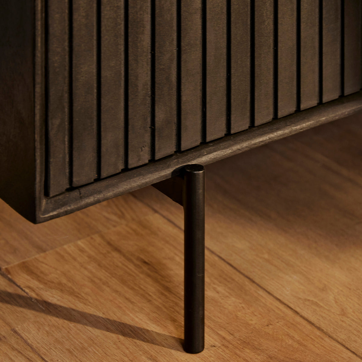 Onderstel van donkerhouten dressoir met ronde poten en geribbelde panelen