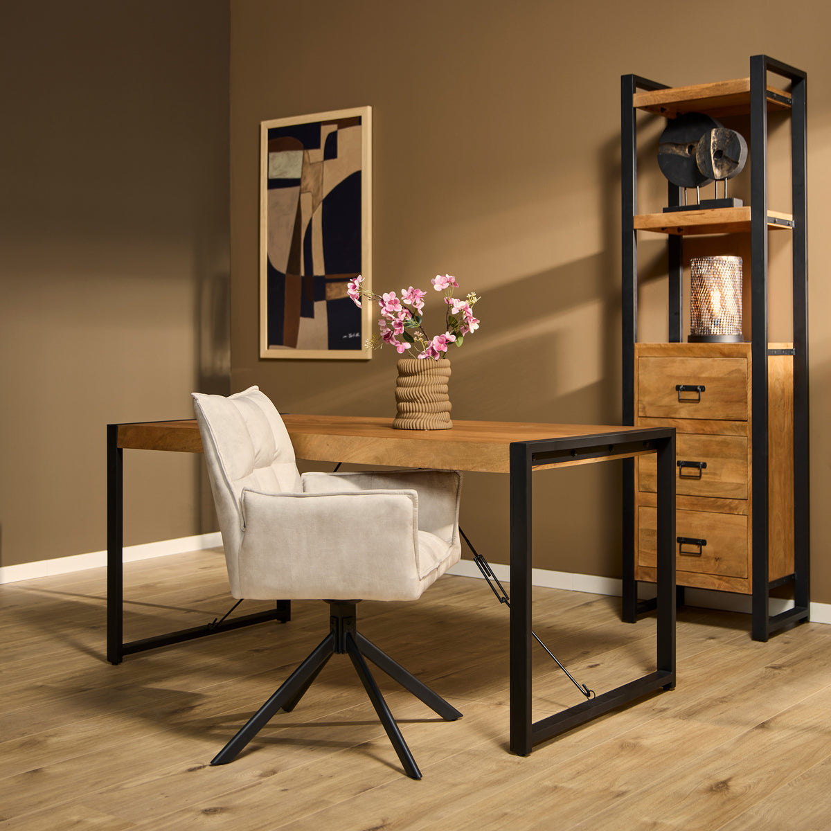 Eettafel met lichtbruin houten blad en zwarte metalen poten, boogschragen onderstel