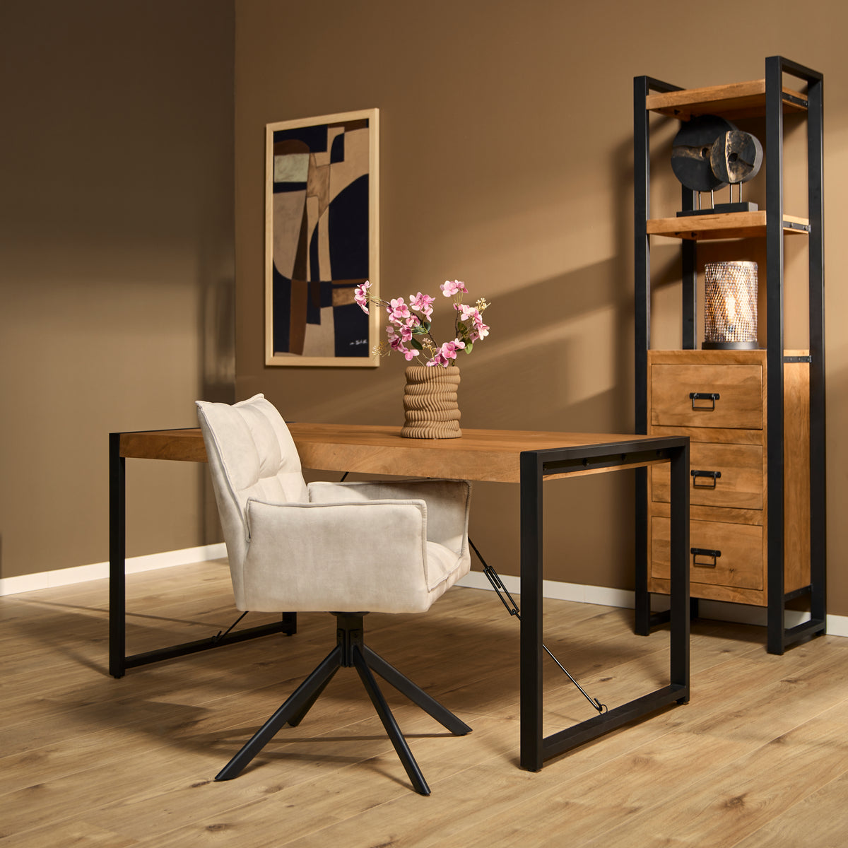 Eettafel met warm houten blad en zwarte metalen frame, in een woonkameropstelling.