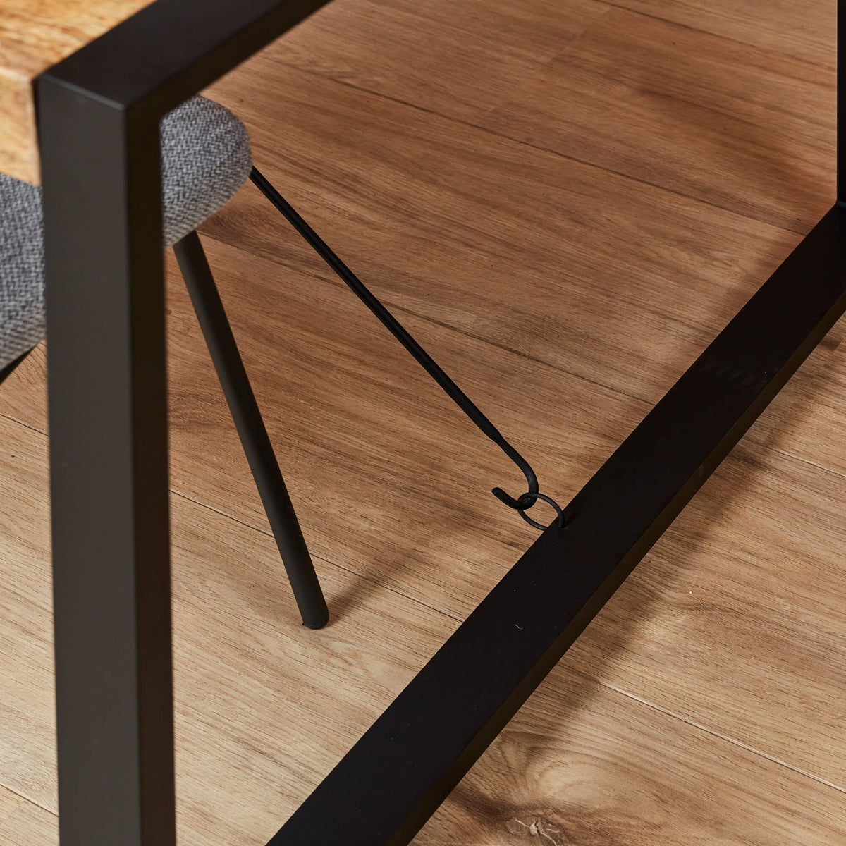 Eettafel met houten blad en zwarte metalen poot, twee schragen met bevestigingspunten