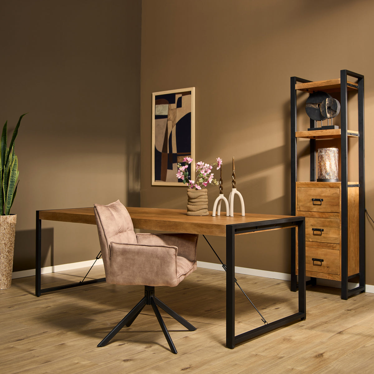 Eettafel Boaz met houten blad en zwart metalen frame, in woonopstelling