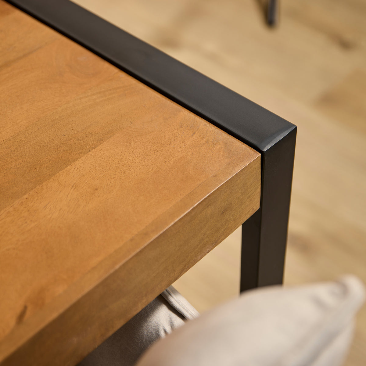 Eettafelrand met houten blad en zwarte metalen hoekpoten