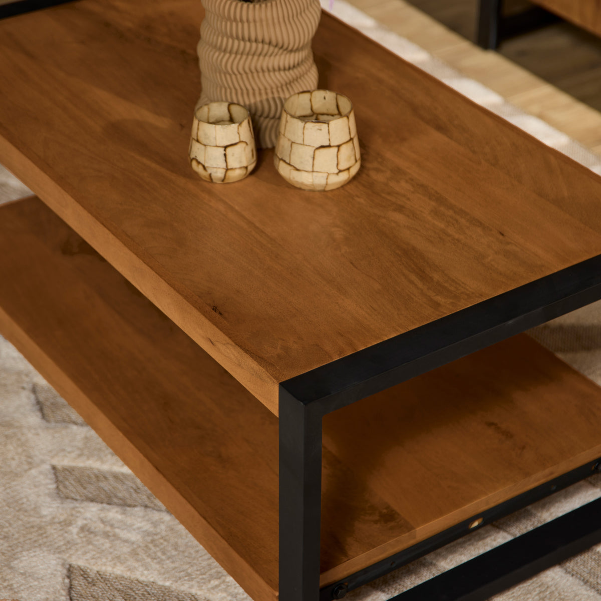 Salontafel met onderblad: houten bovenblad en plank, zwart frame
