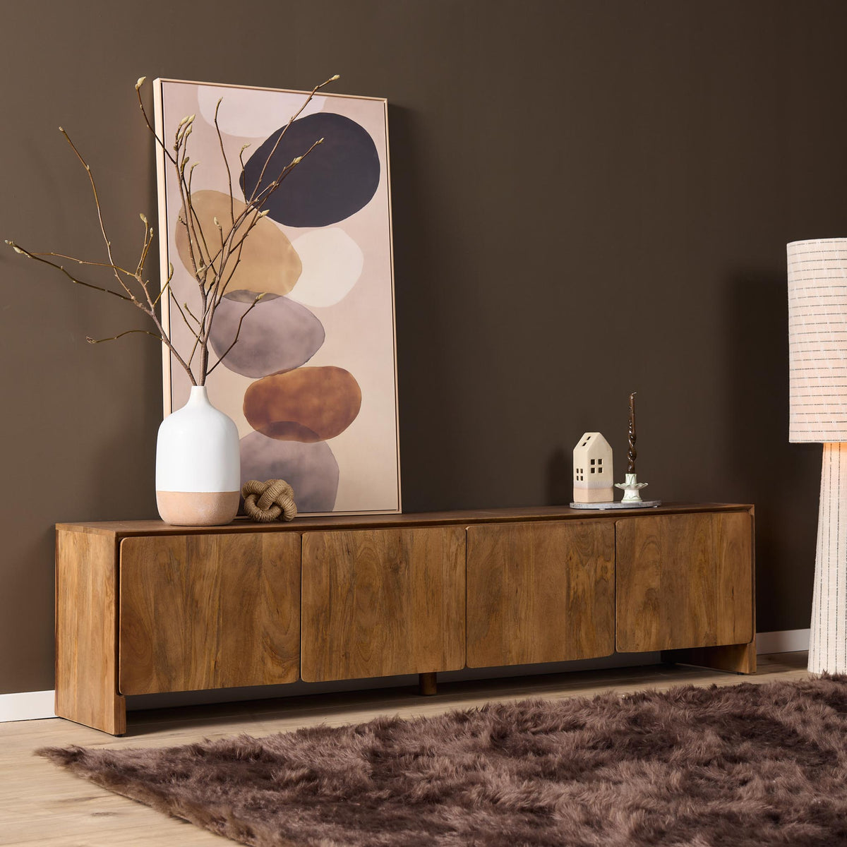 Tv-meubel met houten front en vier laden, lage kast met open vak onder het blad.