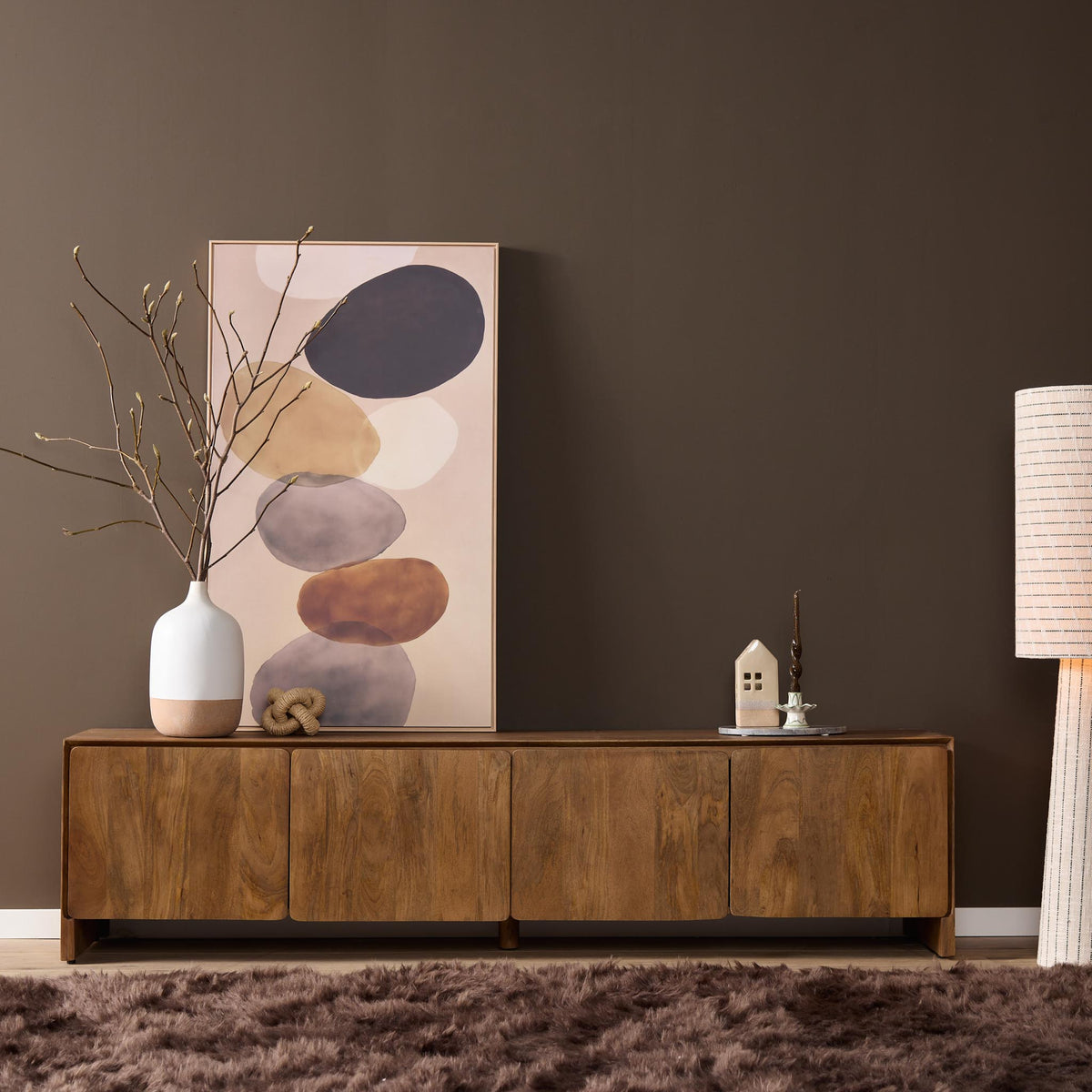 Tv-meubel met warm houten ladenfront en open middenvak, staand meubel voor tv.
