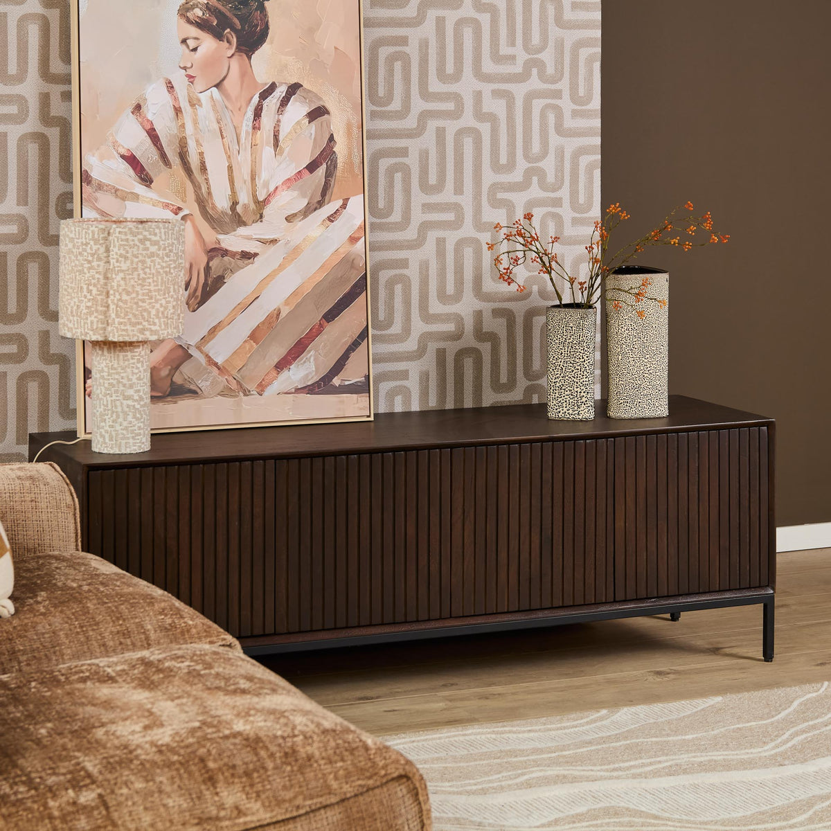 tv-meubel Madison Brown 165 cm met donkerbruin hout en verticale latten, laag dressoir model