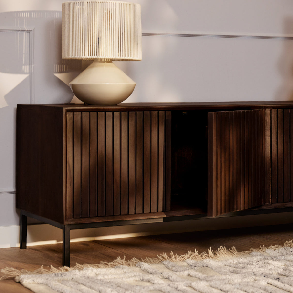 Tv-meubel Madison Brown met open middenvak en lamellen deuren