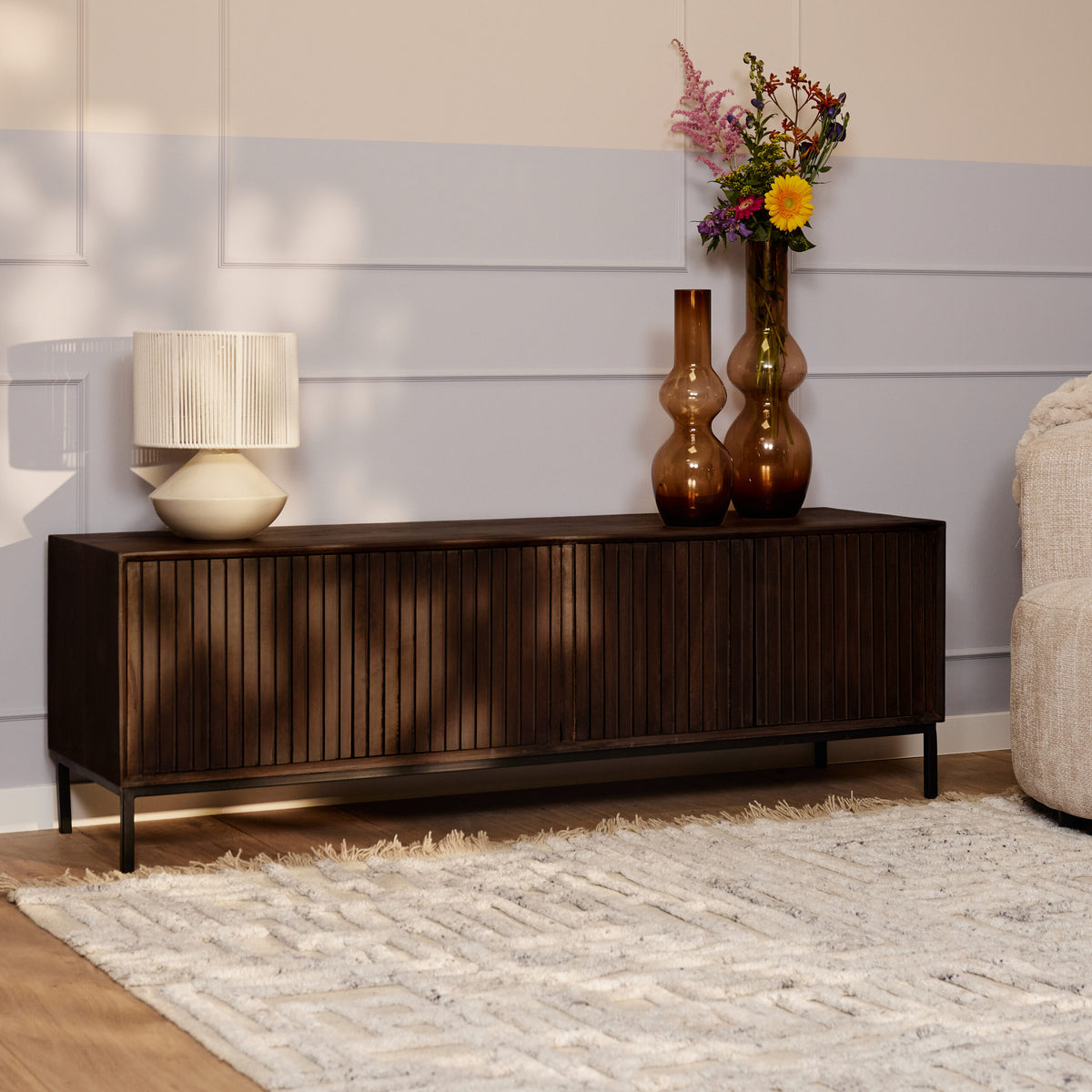 tv-meubel Madison Brown 165 cm met donkerbruin gelamelleerd front en lage poten