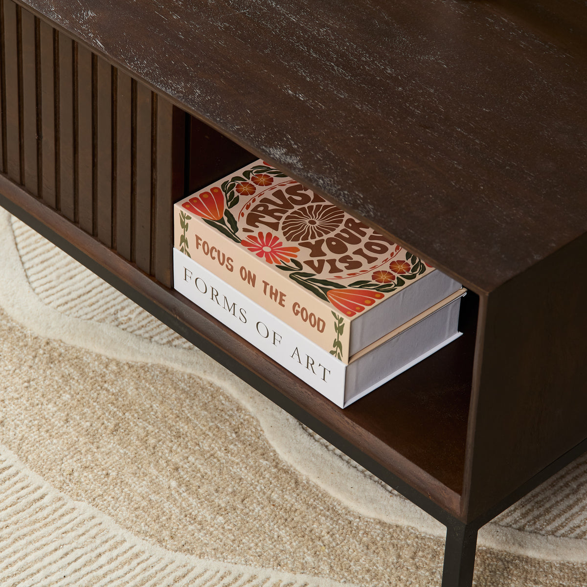 Salontafel open schap onder donkerbruin blad met boek en lattenwand