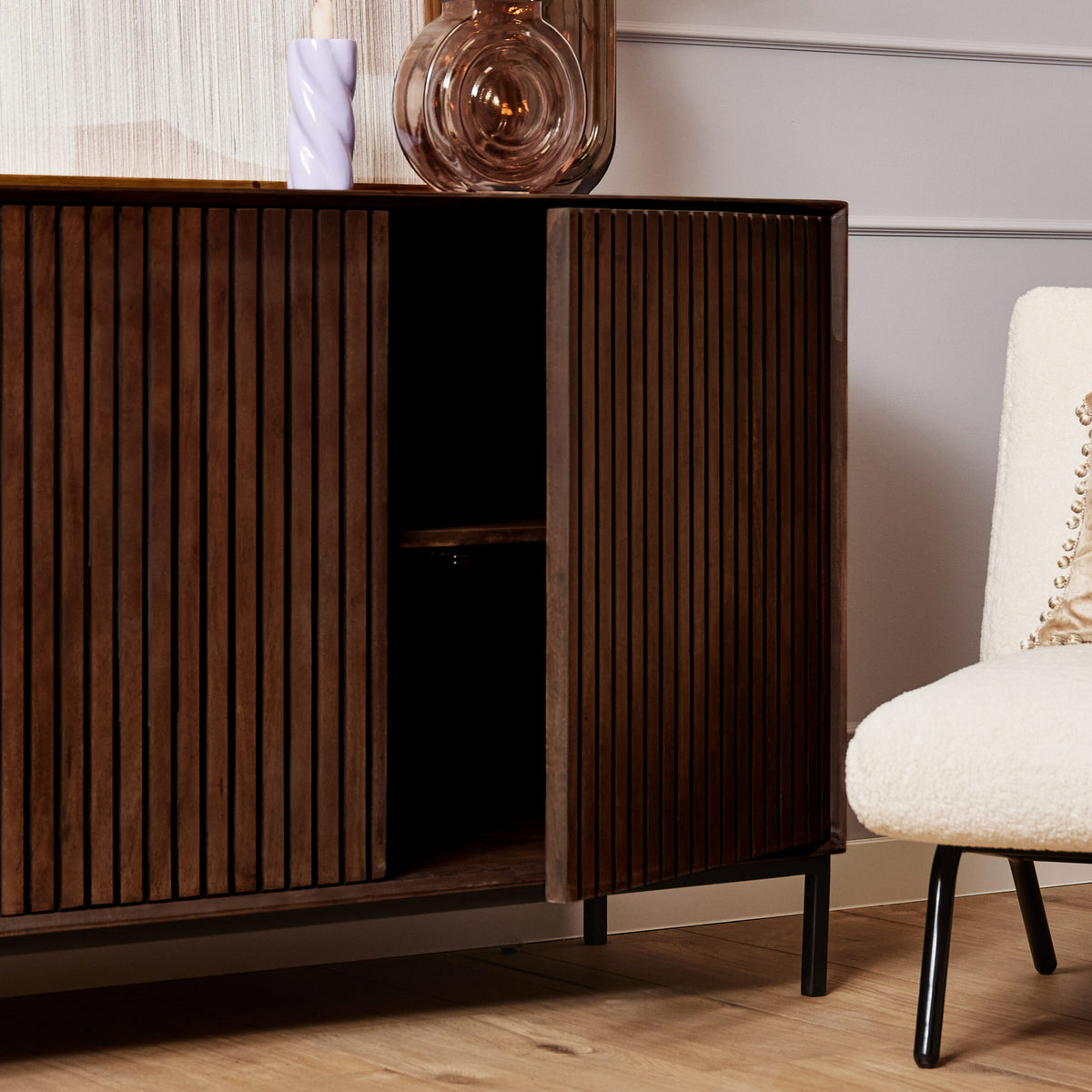 Bruin dressoir met open deur en zichtbare opbergruimte binnen