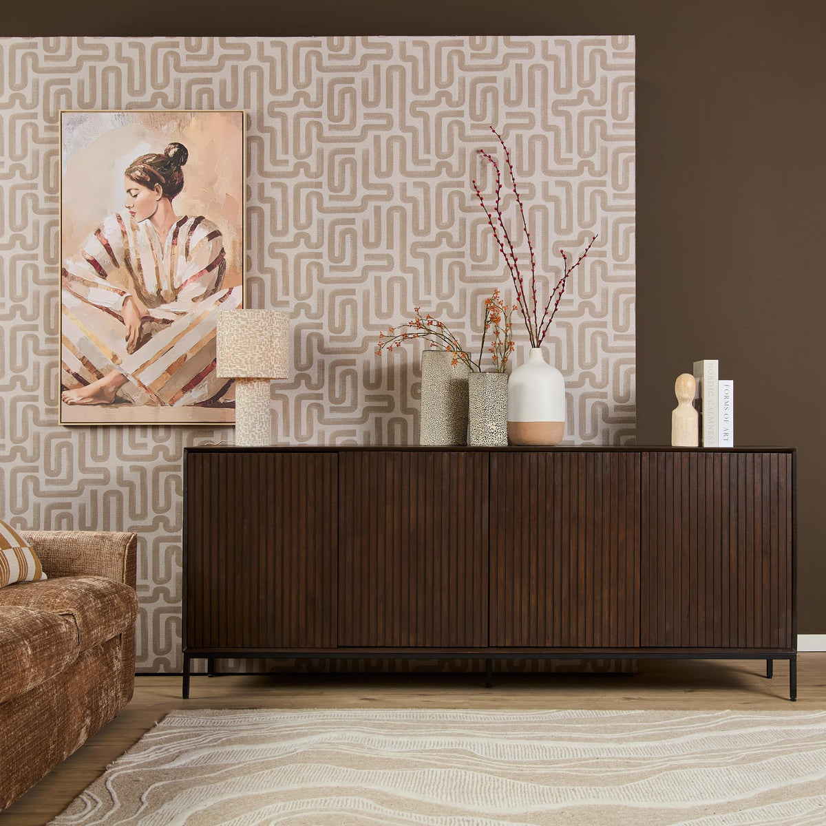 Dressoir met verticale ribbels in donkerbruine houtlook, twee deuren en lage pootjes.