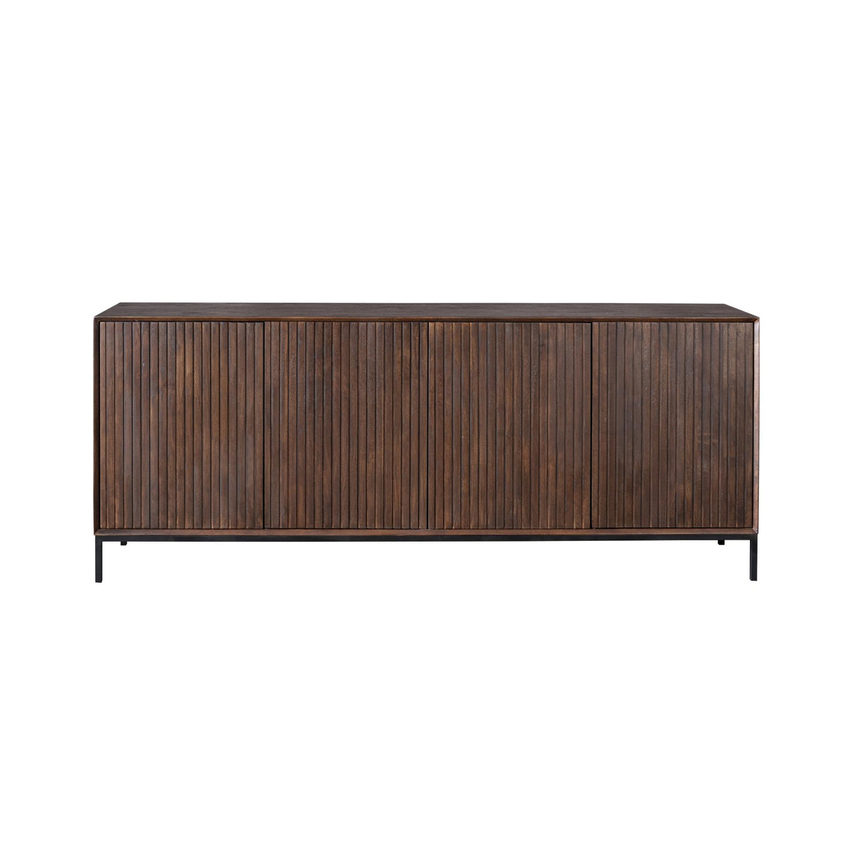 Dressoir met verticale ribbelpanelen in donkerbruine houtlook en zwarte pootjes.