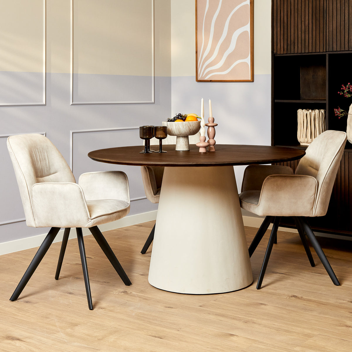 Ronde eettafel met donkerbruin blad en crème zuilvoet, met vier beige stoelen