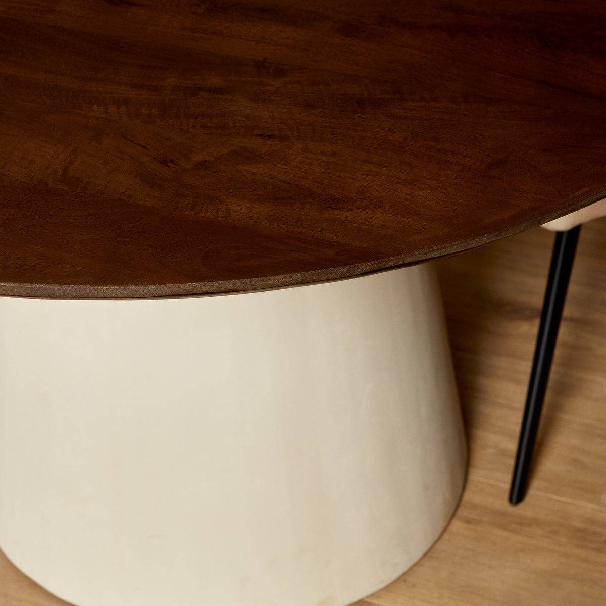 Eettafel met donkerbruine tafelbladrand en crème cilindrische voet