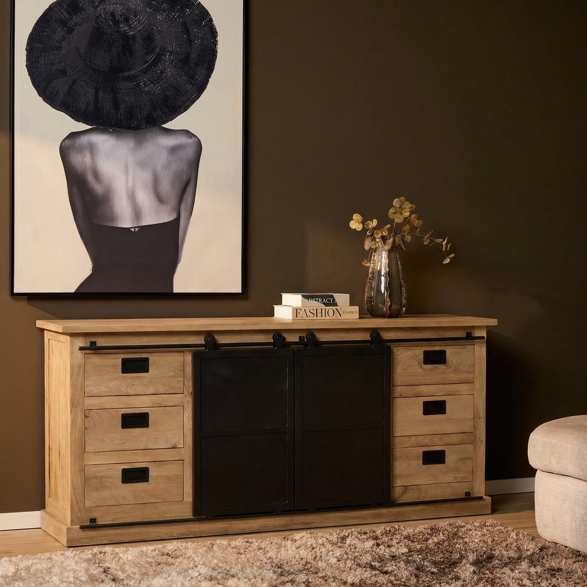 Dressoir Fresno van licht hout met zwarte deuren en ladegrepen, 200 cm