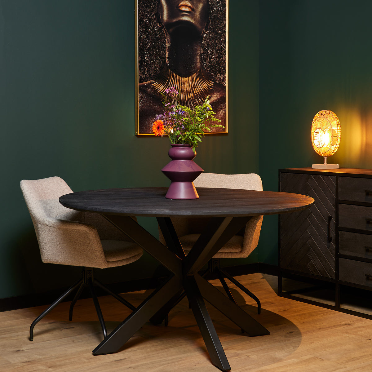 Ronde eetkamertafel met donker houten blad en centrale X-poten, 140 cm