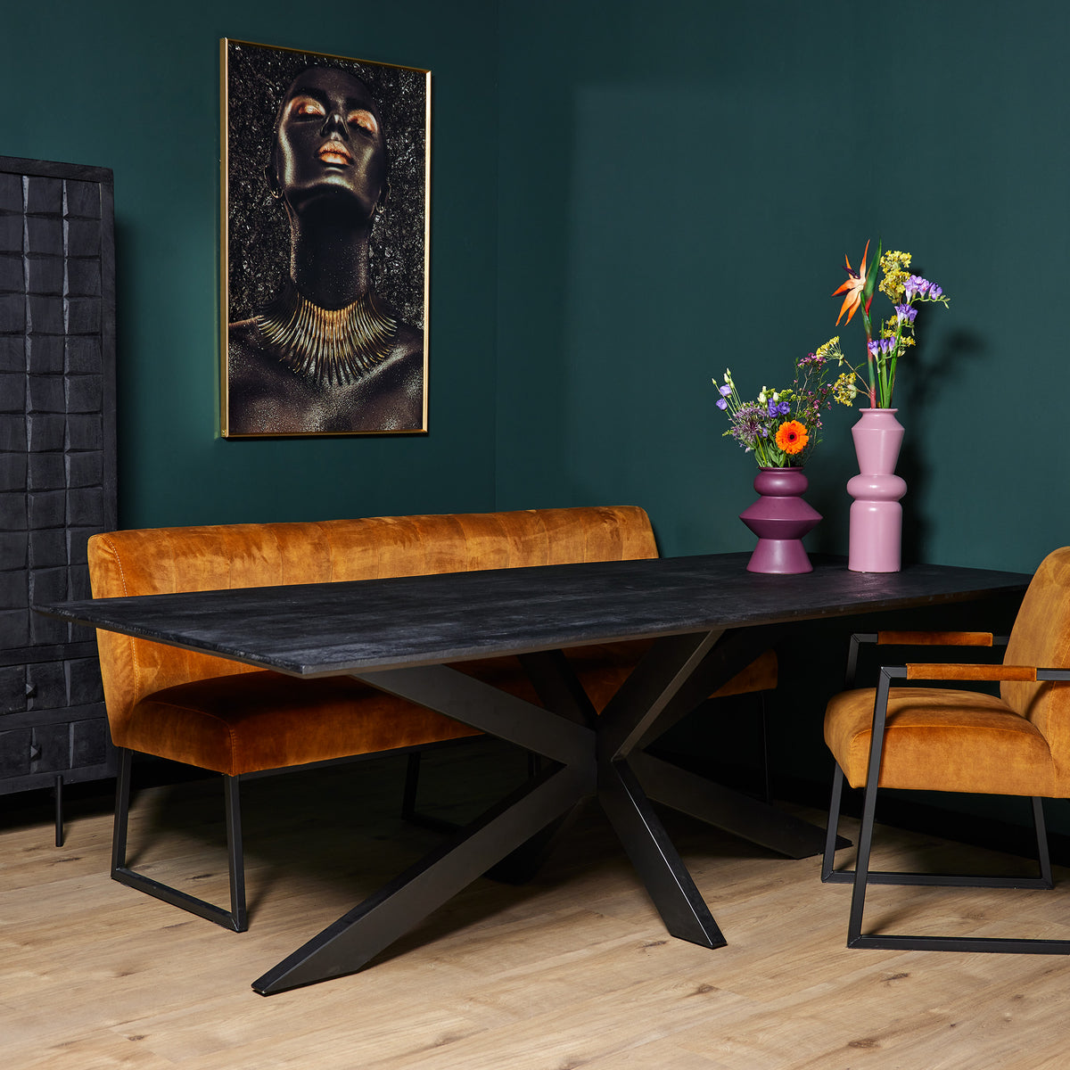 Rechthoekige eettafel met donkere metalen X-poten en bruin houten blad