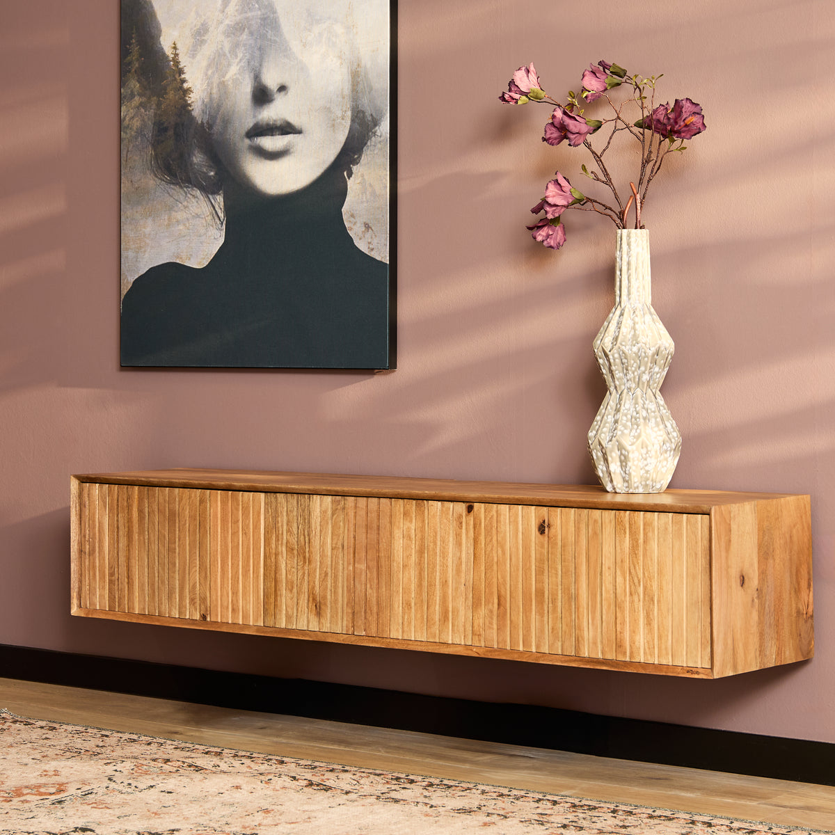 Zwevend tv-meubel in naturel hout met brede front en verticale ribben