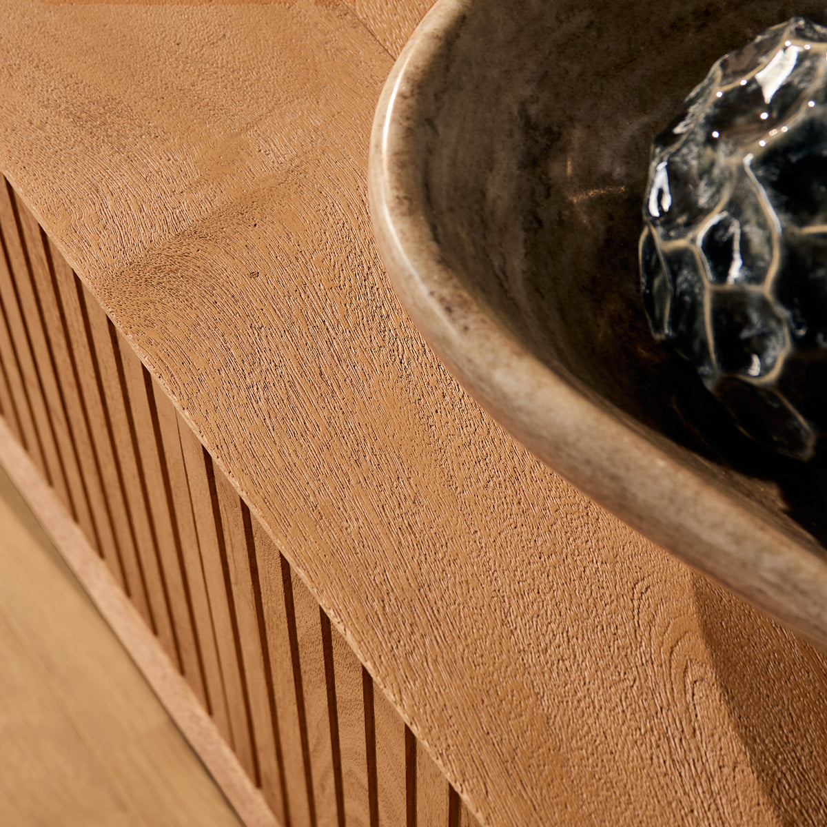 Tv-meubel in naturel hout met verticale groeven en afgeronde hoek