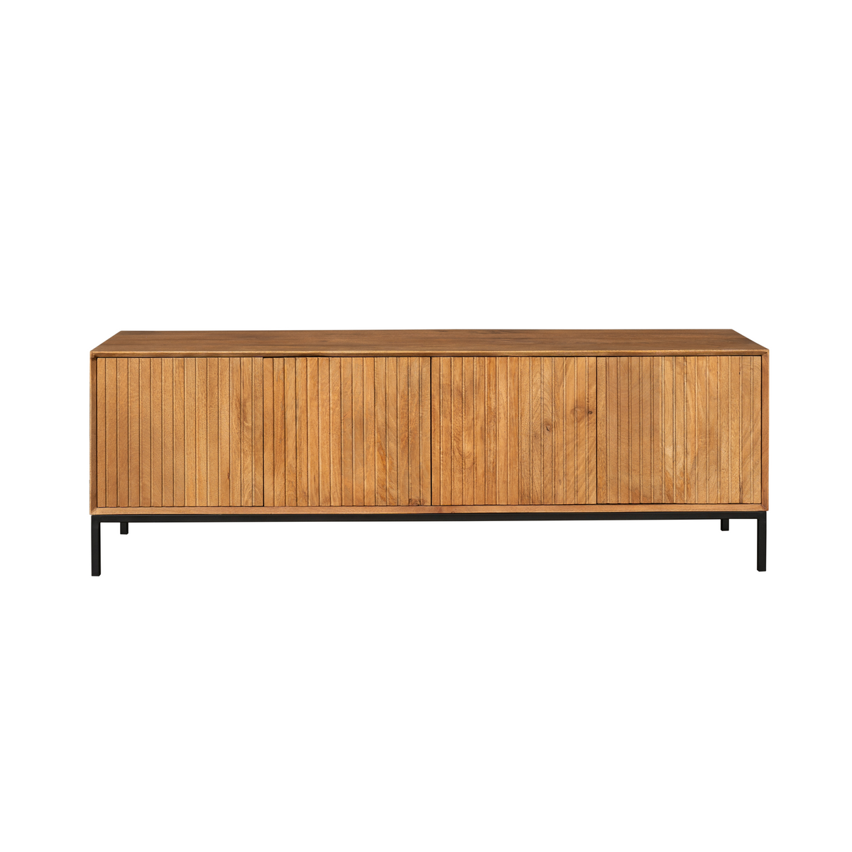 Tv-meubel in warm hout, gestreept front met twee deuren en zwarte pootjes.