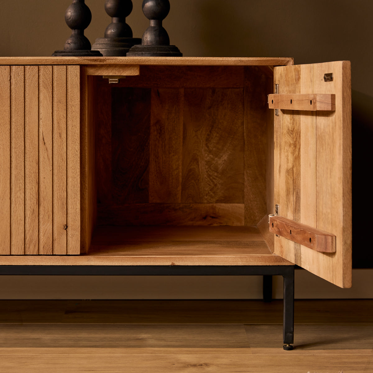 Tv-meubel met geopende deuren van naturel hout en zwarte metalen poten