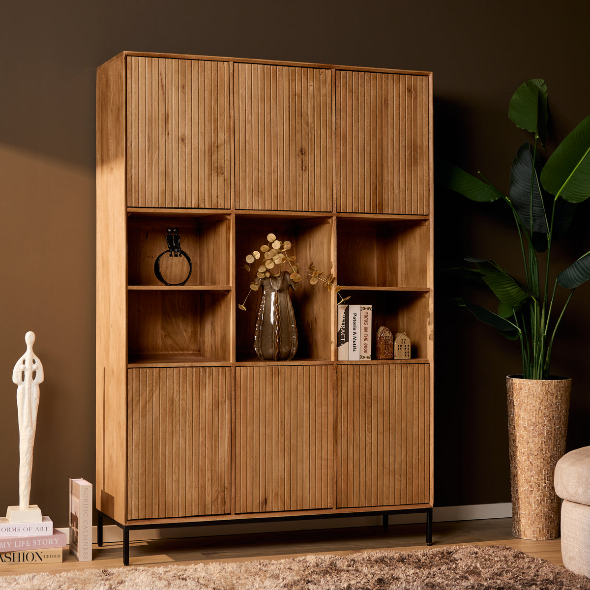 Vakkenkast van hout in naturel met open vakken, deurtjes en zwart onderstel.