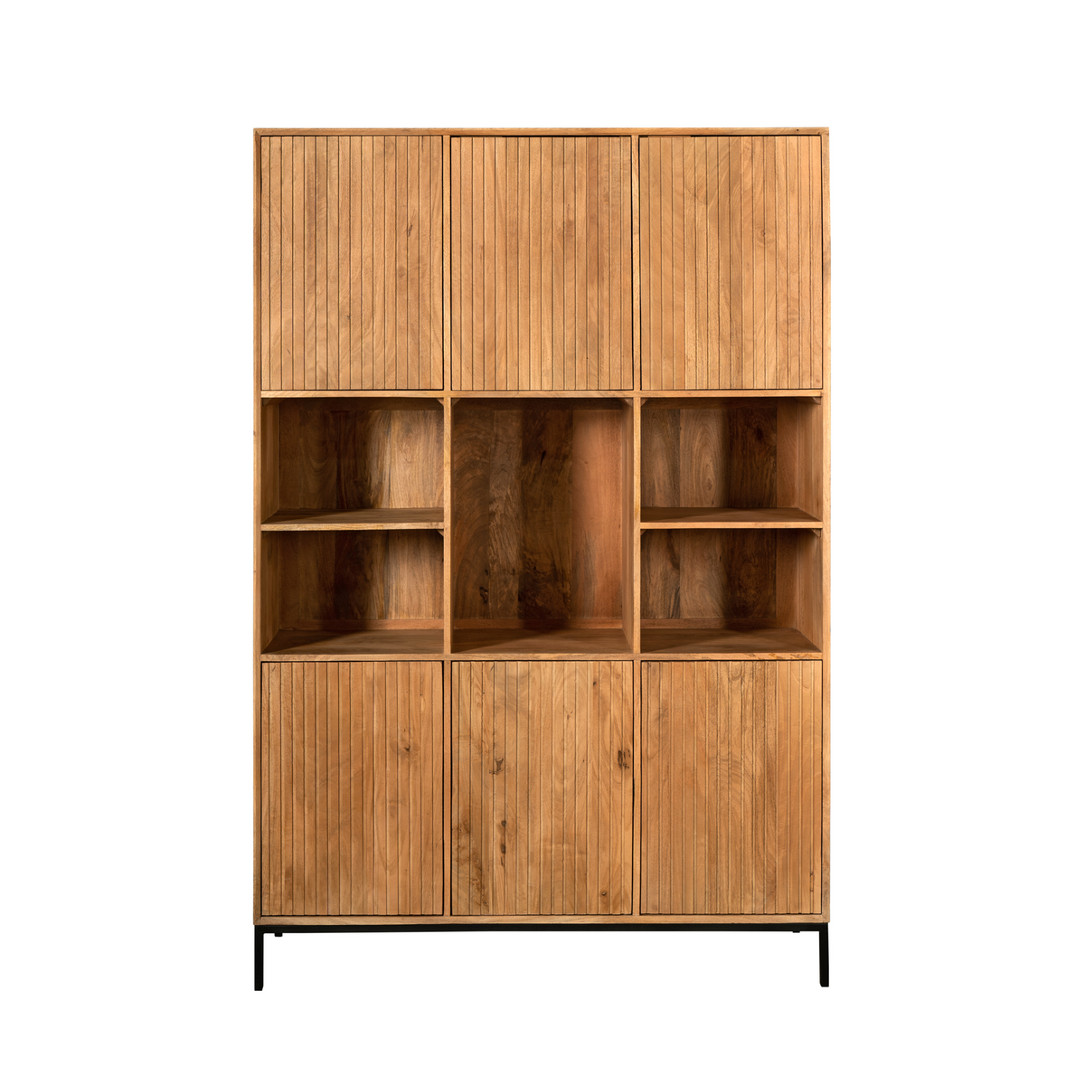 Vakkenkast van naturel hout met open vakken boven en deurtjes onder, zwart onderstel.