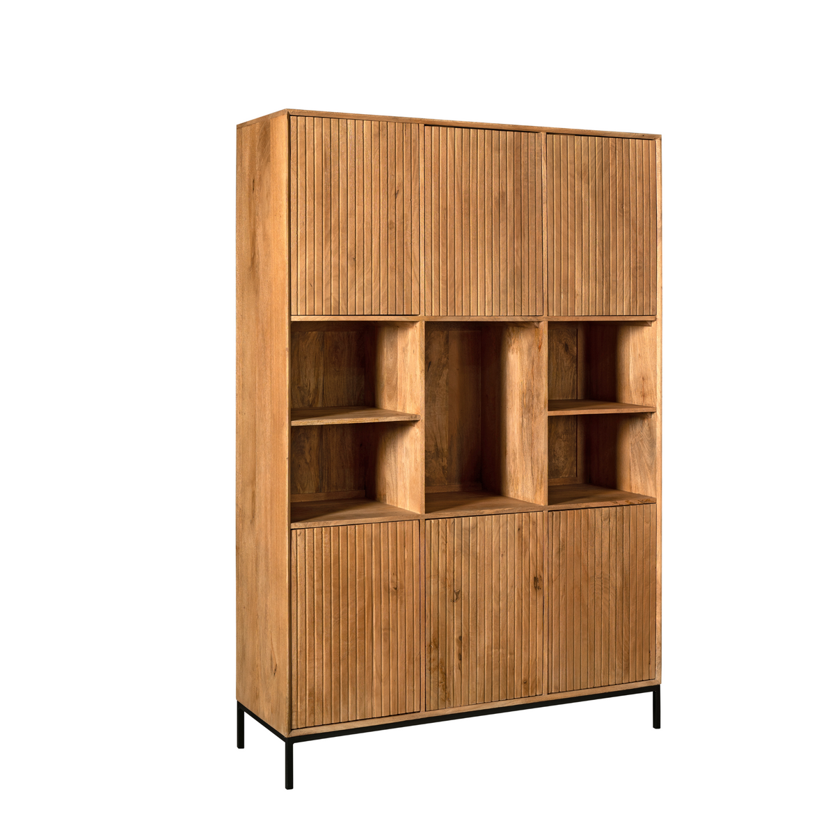 Driezijdige blik op naturel houten vakkenkast met open vakken en deurtjes, zwart frame.