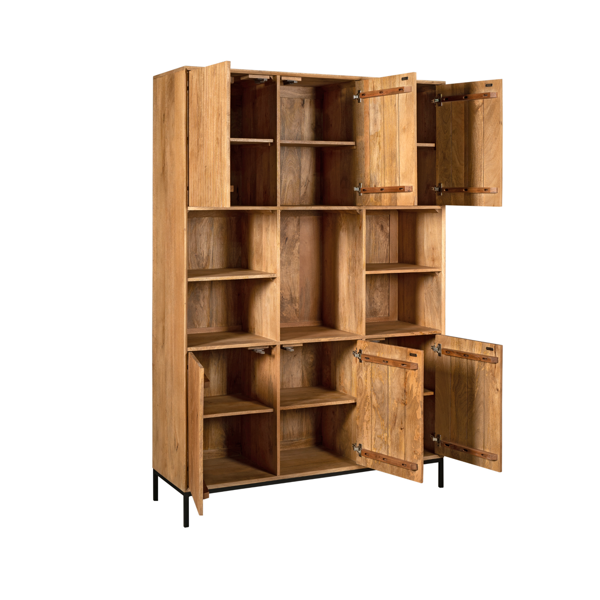 Vakkenkast in naturel met openstaande zijdeurtjes en veel houten vakken, zwart onderstel.
