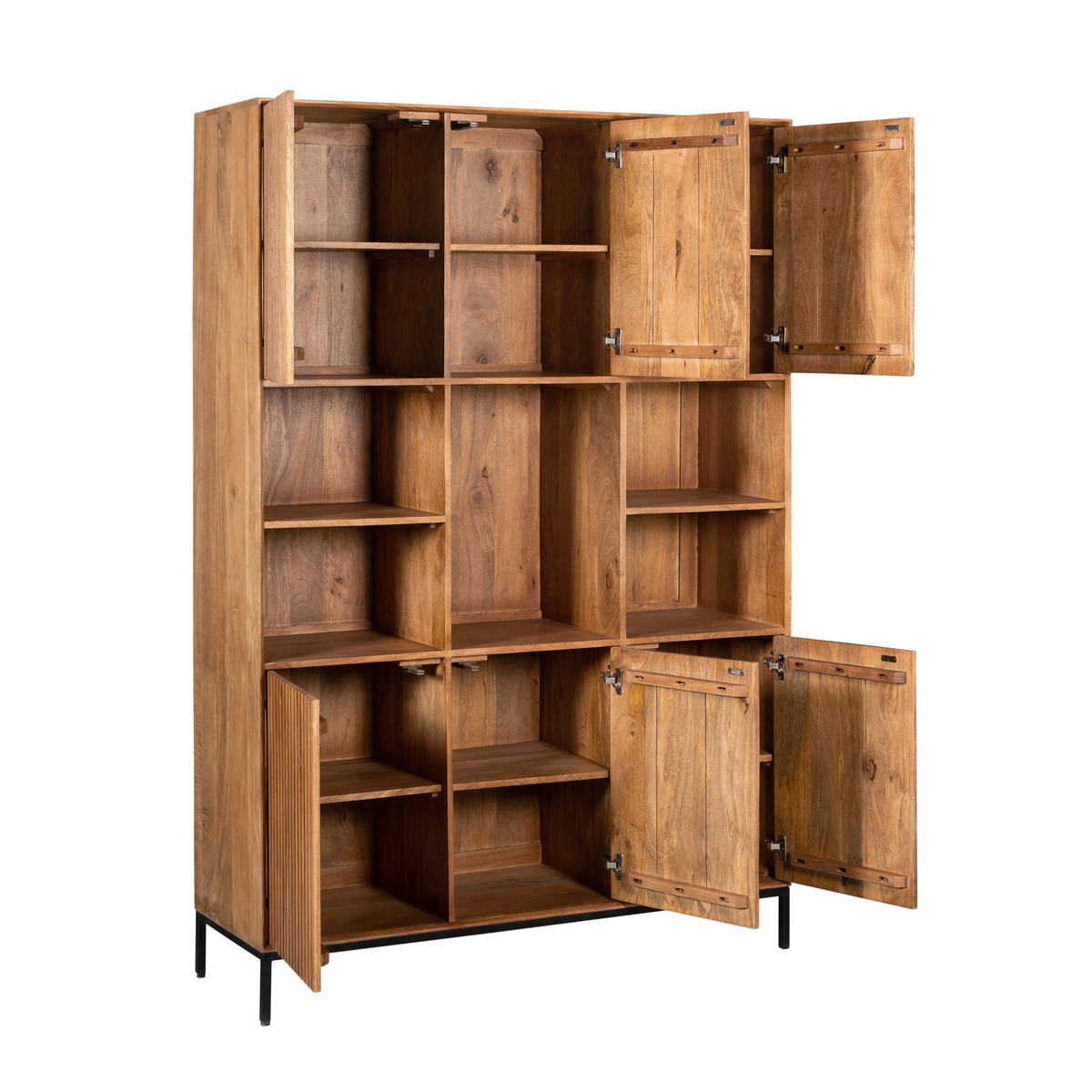 Vakkenkast interieur met open planken en openstaande deurtjes, naturel hout.