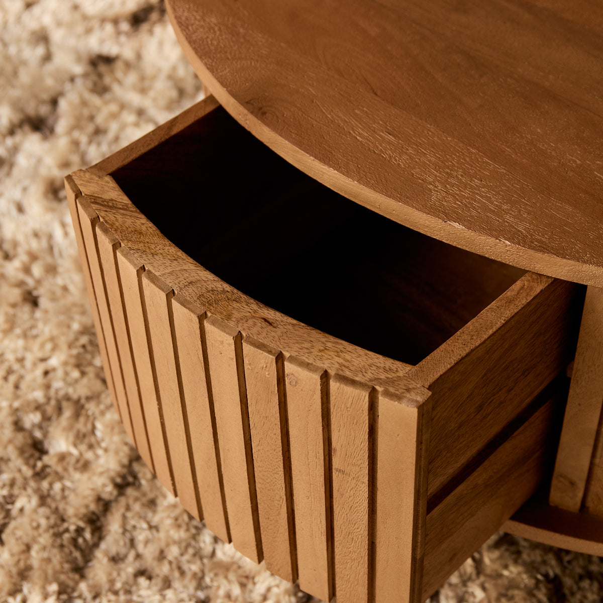 Houten salontafel met open ronde binnenruimte en latten zijkant.