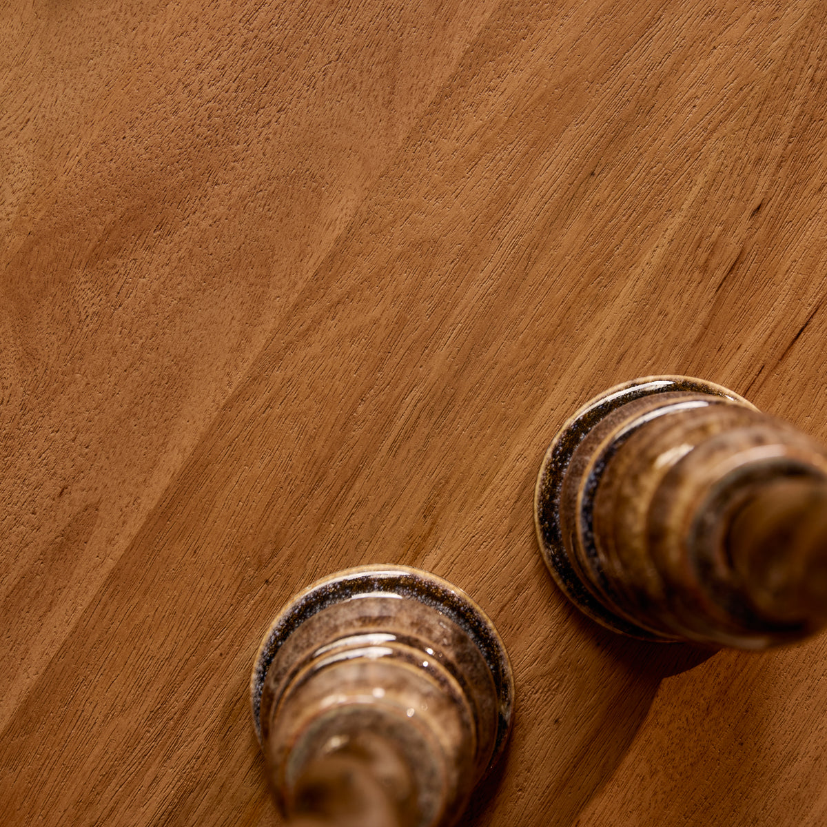 Houten salontafelblad met zichtbare nerfstructuur en matte houtafwerking.