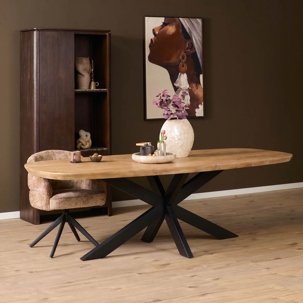 Ovale eettafel met naturel houten blad en zwart kruisvormig metalen onderstel