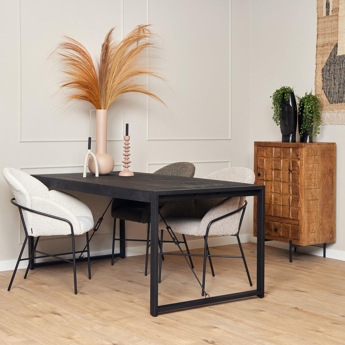Zwarte eettafel met rechthoekig blad en zwart metalen onderstel