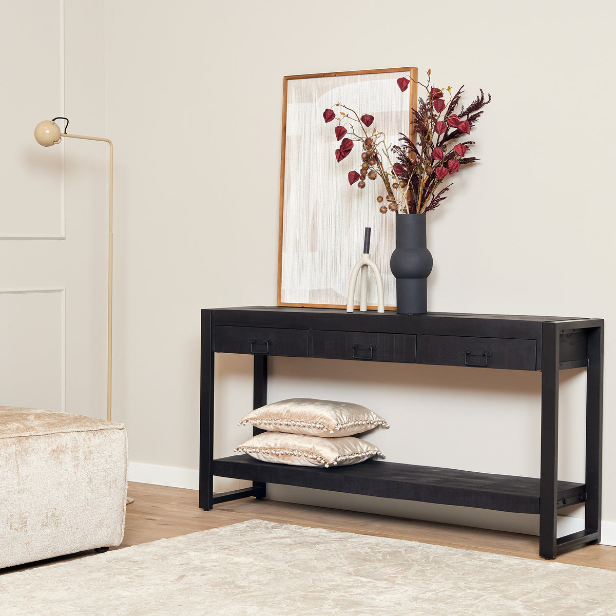 Zwarte sidetable met bovenplank, open onderruimte en twee laden met knoppen