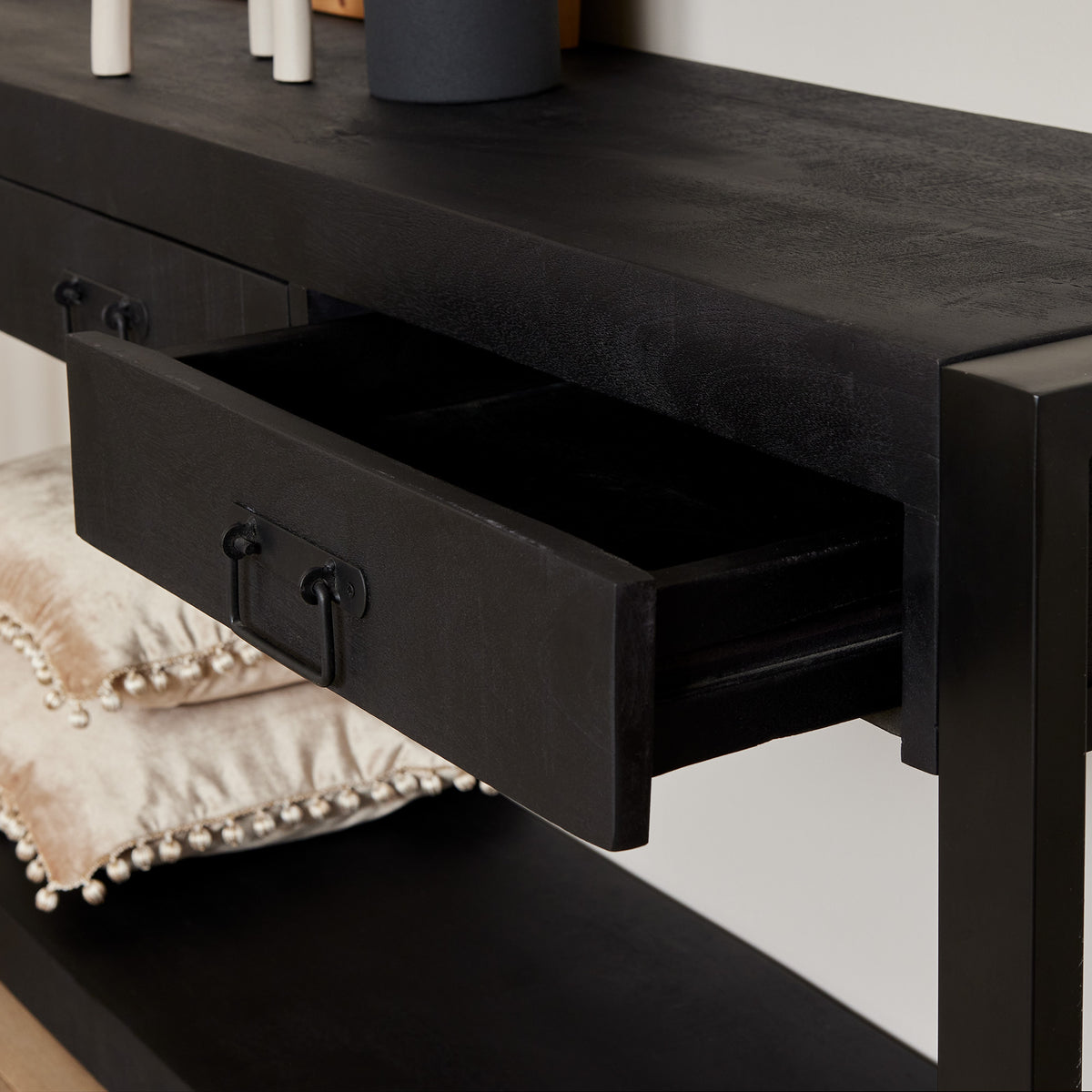 Zwarte sidetable met open vak en twee ladenfronten met metalen knoppen