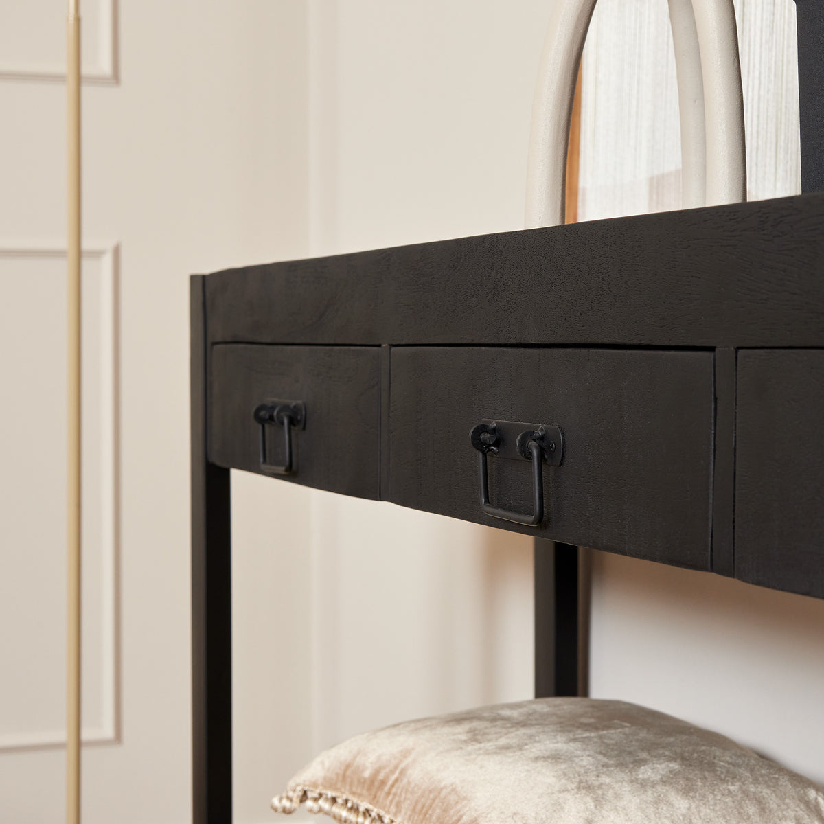 Zwarte sidetable met twee laden en metalen greepjes, open onderruimte