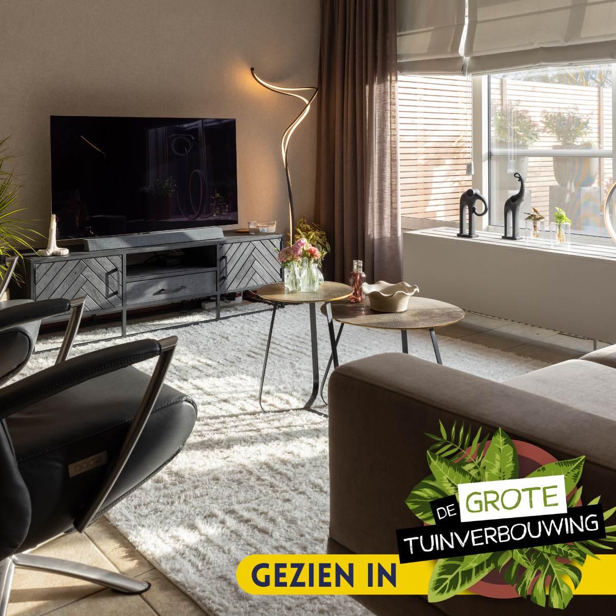 Donkergrijs tv-meubel met open middenvak en twee laden, front met ruitpanelen