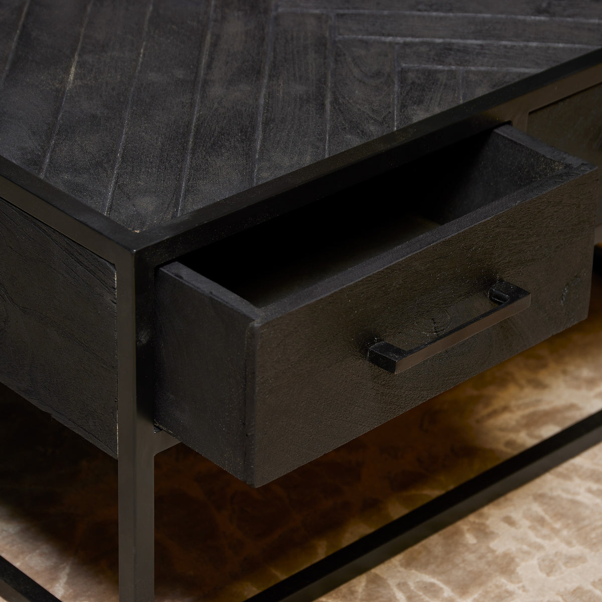 Salontafel lade met metalen greep en donker hout, zicht van voren