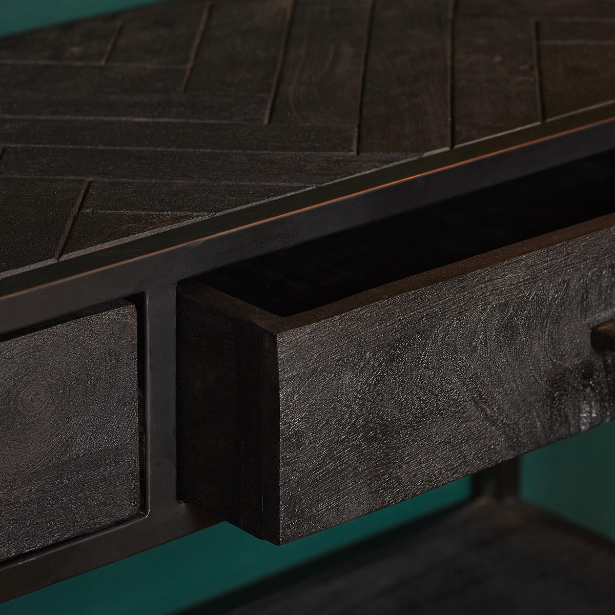 Sidetable met lades en handgrepen, donker hout met zwart metalen hoekframe