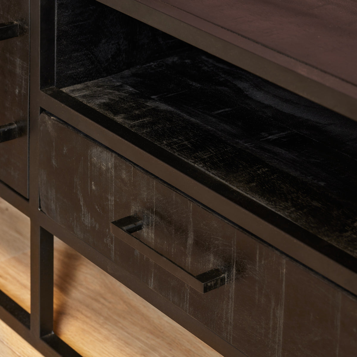 Zwart tv-meubel met lade en greeploze front, mangohout met metalen frame