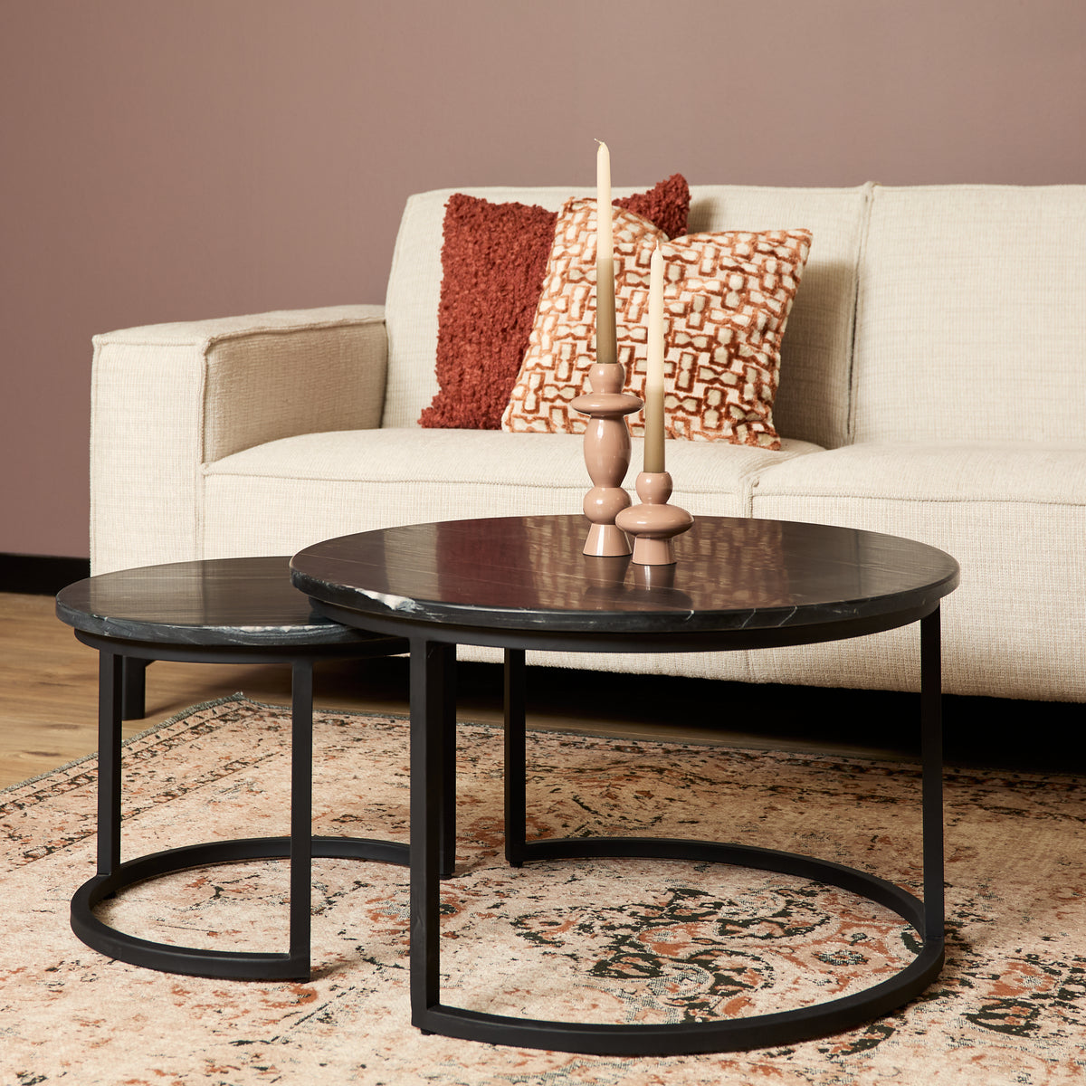 Set van 2 ronde salontafels met zwart marmerlook blad en metalen onderstel